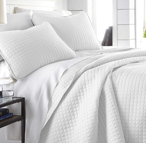 lot 384 image: 3PCS Southshore Fine Living, Inc. Vilano Springs, Premium Quality Quilt