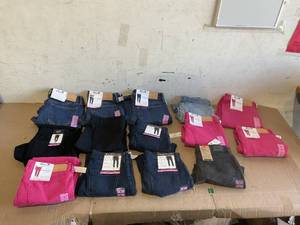 lot 359 image: Lot of 14 Assorted Size Womens 6 Pants