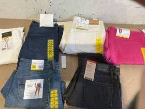 lot 370 image: Lot of 6 Assorted Size Womens 8 Pants