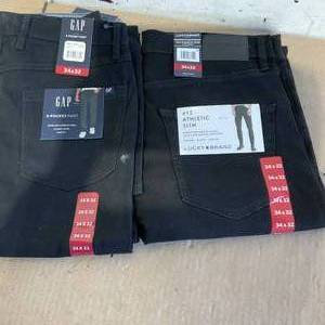 lot 379 image: Lot of 2 Size Mens 34 x 32 Gap and Lucky Brand Pants