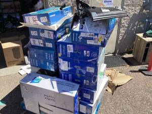 lot 272 image: Wholesale Pallet of Broken Monitors