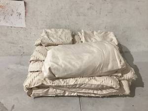 lot 410 image: Anluoer Queen Comforter set