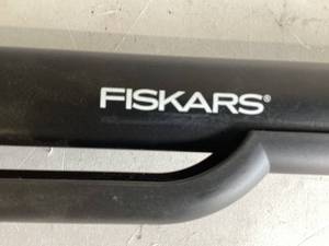 lot 490 image: Fiskars 2-Claw Weeder BlackOrange