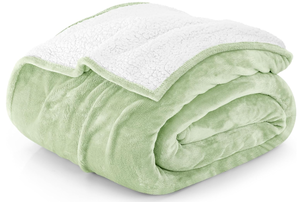 lot 470 image: Utopia Bedding Sherpa Blanket Twin Size Sage Green, 90x66 Inches