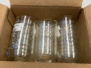 lot 52 image: 33 - Evaporating Dishes 80ml No Shipping