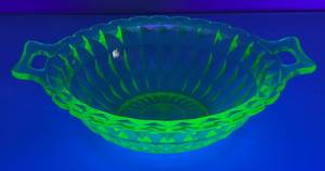 lot 39 image: Vintage 1930s-40s Windsor Green Uranium Glass Handled Bowl