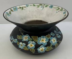 lot 94 image: Vintage Hand Painted Heavy Cast Iron Spittoon
