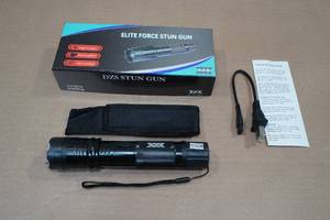 lot 28 image: Day Zero Survival Stun Gun Flash Light