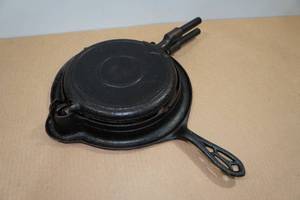 lot 40 image: Antique Griswold #8 Cast Iron Waffle Maker
