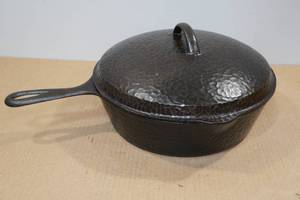 lot 42 image: Antique Wagner Hammered Cast Iron 11 Skillet with Lid