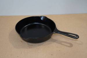 lot 43 image: Antique Griswold #5 Cast Iron Skillet