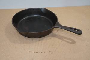 lot 44 image: Antique Wagner #6 9 Cast Iron Skillet