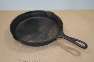 lot 47 image: Antique Griswold Cast Iron Skillet #8