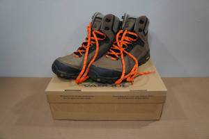 lot 61 image: Vasque Hiking Boots - Mens 11 Wide