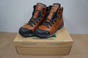 lot 62 image: Vasque St Elias Hiking Boots - Mens 9.5
