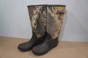 lot 68 image: Brahma Water Proof Boots - Size 9