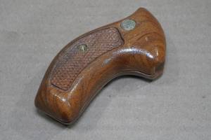 lot 104 image: Smith & Wesson Wood Revolver Grip