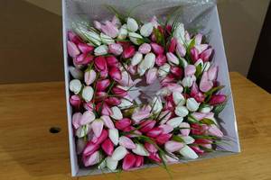 lot 40 image: Decorative Artificial Tulip Wreath 17