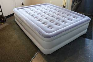 lot 71 image: SoundAsleep 21 Raised Air Mattress -King
