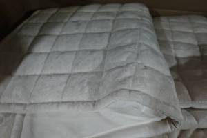 lot 79 image: Queen Luxury Velvet Quilt with 2-Pillowcases -Beige