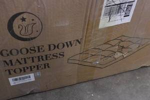 lot 92 image: Zubisu 5 Goose Down Feather Mattress Topper -Queen