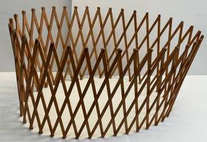 lot 184 image: Vintage Misc. Expandable Wooden Play Pen