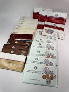 24 Mint sets from 1980-1989