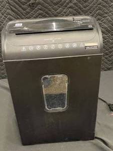 lot 31 image: Pen  Gear Paper and Credit Card Shredder WM682XA