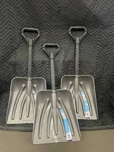 lot 46 image: Set of 3 Suncast 11-Inch Car Shovels