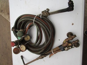 lot 64 image: Cutting Torch Tips, Gauges
