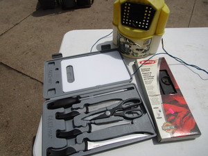 lot 85 image: Filet Kit, Minnow Bucket, Rod Holder