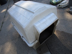 lot 137 image: PetMate Dog House