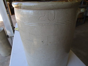 lot 151 image: Stoneware 20 Crock
