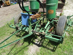 lot 8 image: JD 2-Row Planter 290