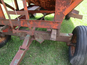 lot 11 image: John Deere Gear & Gravity Box