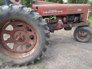 lot 13 image: McC Farmall 300 Row Crop Farm Tractor
