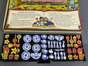 lot 32 image: Vintage 1974 Colorforms 4101 Raggedy Ann Pop-Up Tea Party 3D Playset