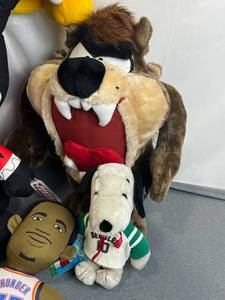 lot 114 image: Vintage Plush Toy Lot including 1995 Ace Novelty 21 Taz Tazmanian Devil