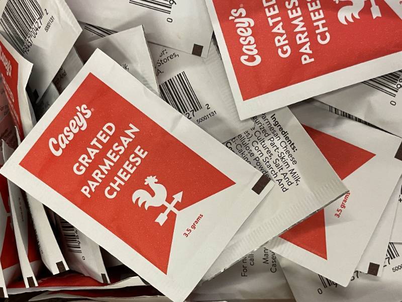 lot 129 image: Caseys Grated Parmesan Cheese Packets - 400 Count