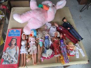 lot 13 image: 1984 Miss America Paper Doll, 80-...