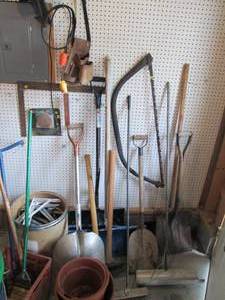 lot 19 image: Lawn and Garden goodies Wide-tooth...