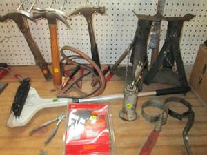 lot 22 image: Handy hammers, mallets, Jumper cabl...