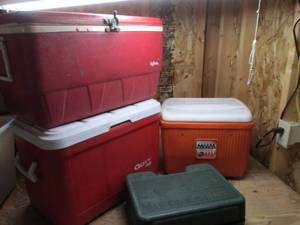 lot 27 image: Igloo Chest Cooler harboring Metal ...