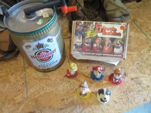lot 51 image: Vintage Wee Craft 5-Bottle Buddies ...