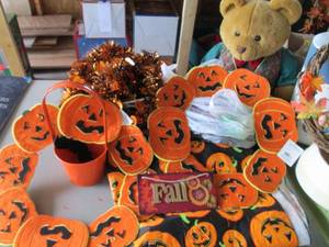 lot 89 image: Fall and Jack-o-lantern themed deco...