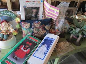 lot 90 image: Porcelain dolls, home decor and mor...