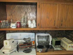 lot 123 image: Small kitchen countertop appliances...