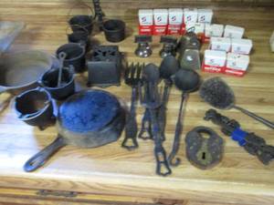 lot 127 image: Set of personal sized Cast Iron fry...