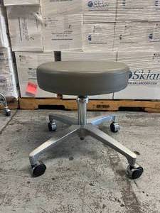 lot 8 image: Midmark Medical Height Adjustable Salon Tattoo Dental Stool Chair - In Excellent Condition