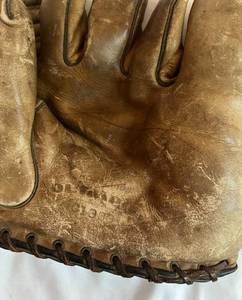 lot 41 image: Vintage 1940s Spalding Phil Rizzuto G1330 Baseball Glove